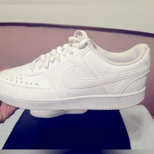 ‼️Attention Calling All Sneakerheads‼️Authentic Nikes White/White